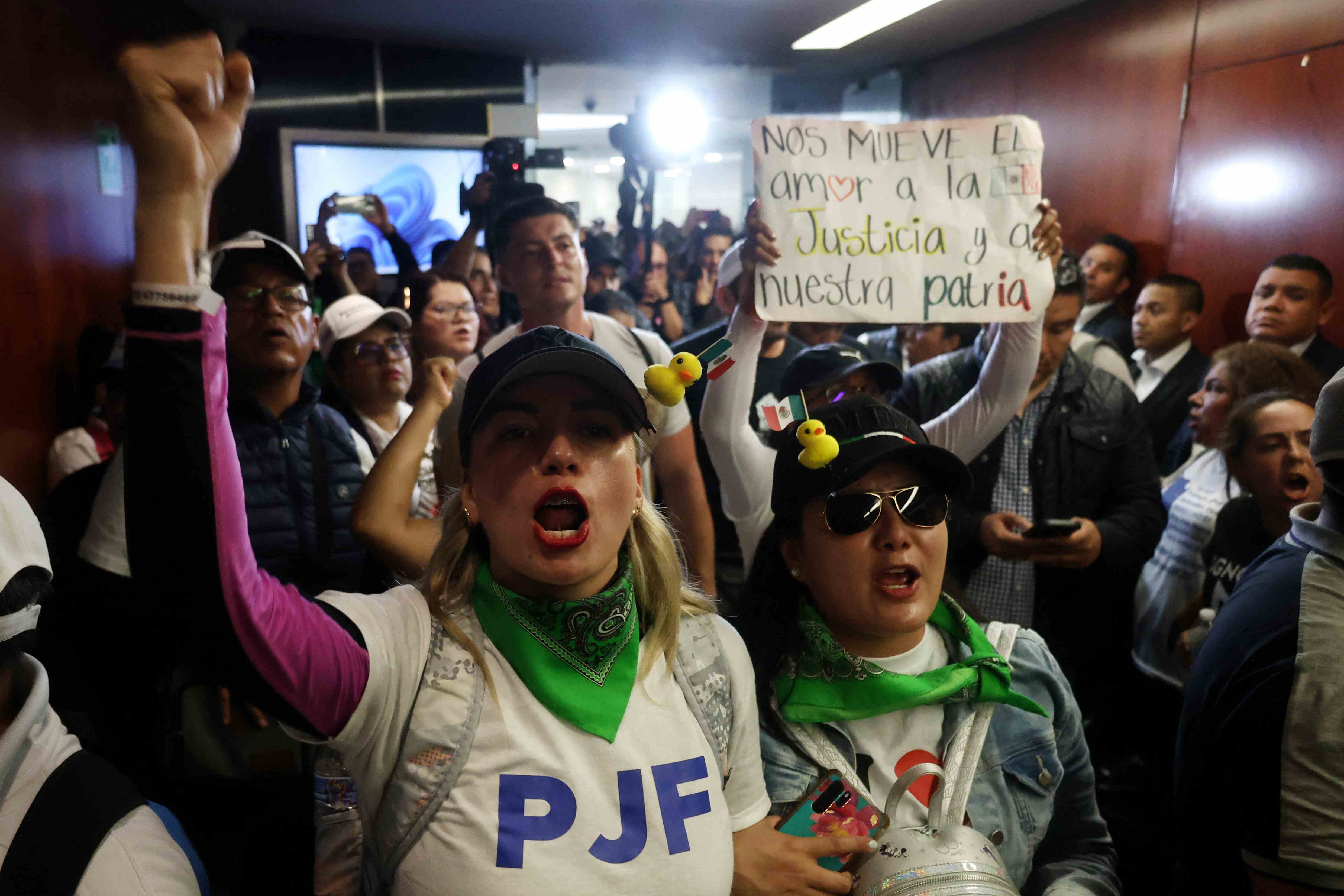 Discusión de la reforma judicial en México cambia de sede por irrupción de manifestantes