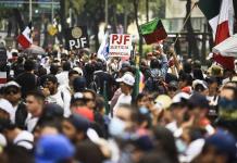 Manifestantes irrumpen en Senado de México y frenan debate de reforma judicial