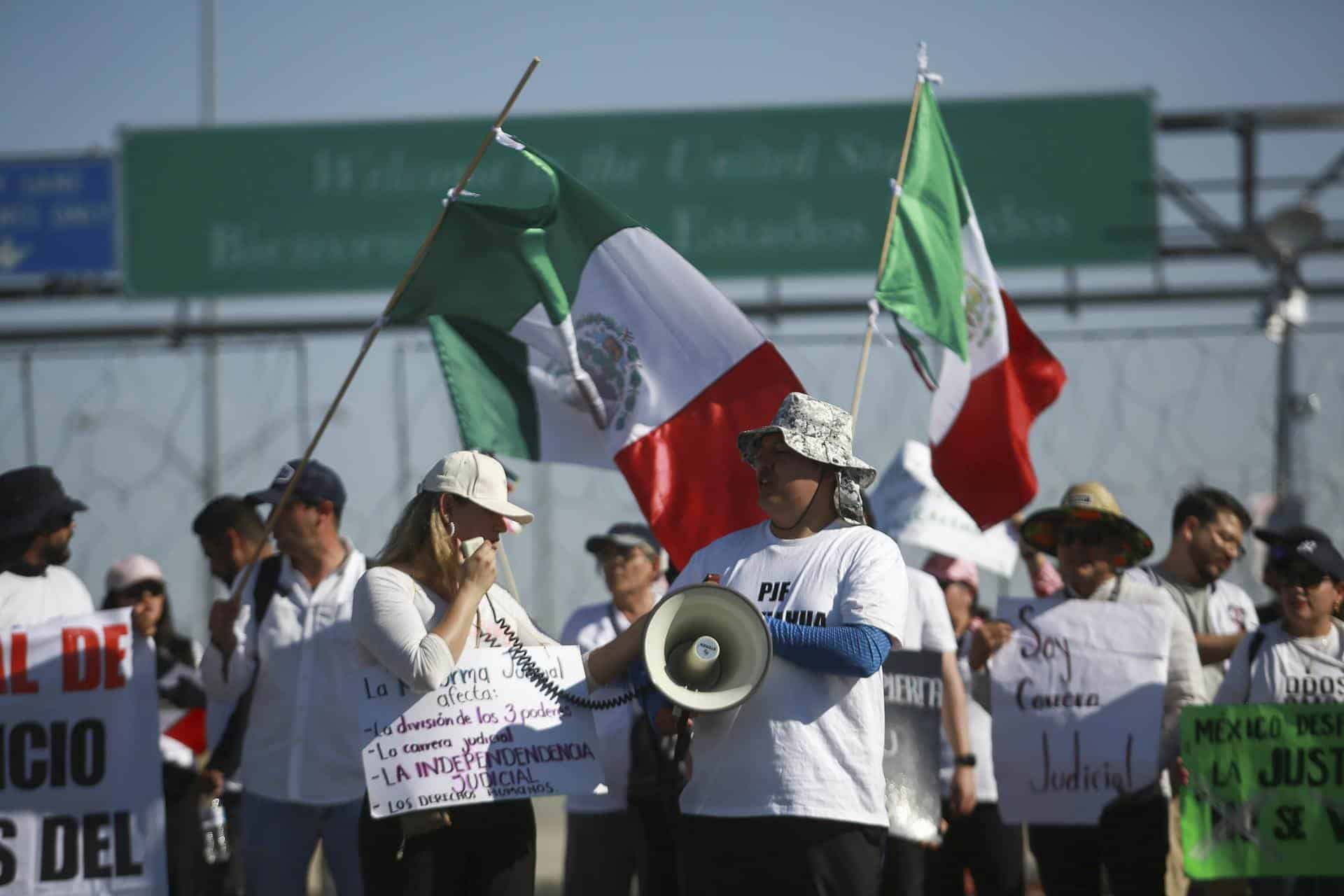 Manifestantes cierran Puente fronterizo México-EE.UU. en protesta contra reforma judicial