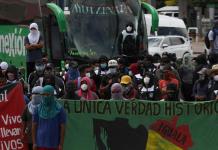 Estudiantes de Ayotzinapa vandalizan Congreso estatal por 10 aniversario de desaparecidos