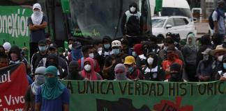 Estudiantes de Ayotzinapa vandalizan Congreso estatal por 10 aniversario de desaparecidos