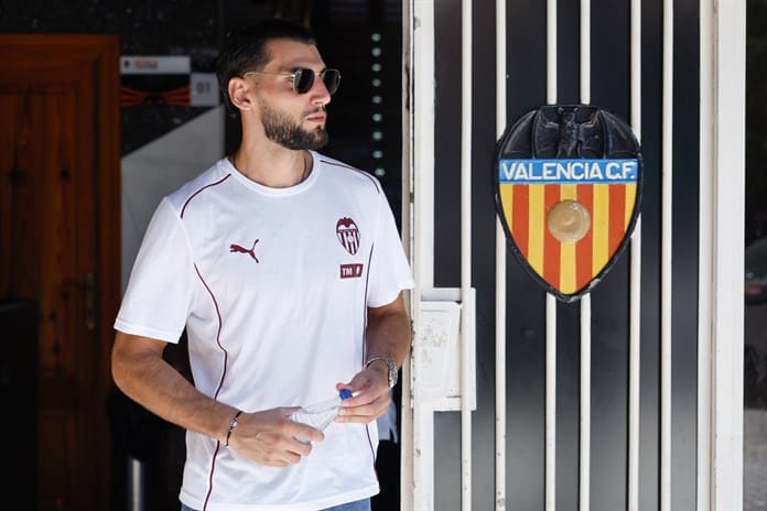 Rafa Mir es suspendido dos partidos por el Valencia tras acusación de agresión sexual