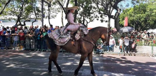 Desfilan en Guadalajara por el 214 Aniversario de la Independencia de México