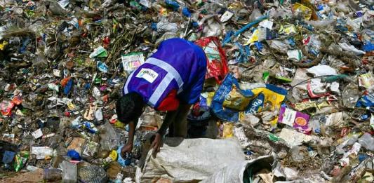 Simple, práctico y barato: cómo el plástico de un solo uso conquistó el mundo