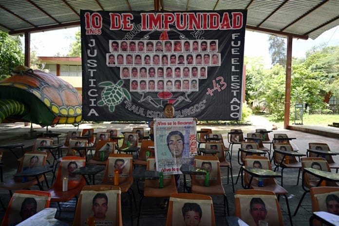 Familiares de 43 estudiantes desaparecidos en México exigen la verdad a la próxima presidenta