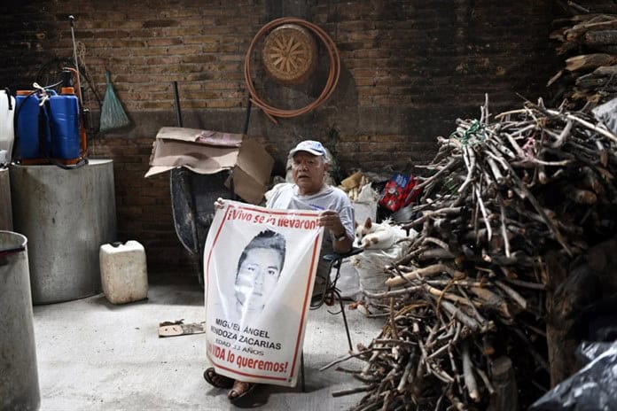 Familiares de 43 estudiantes desaparecidos en México exigen la verdad a la próxima presidenta