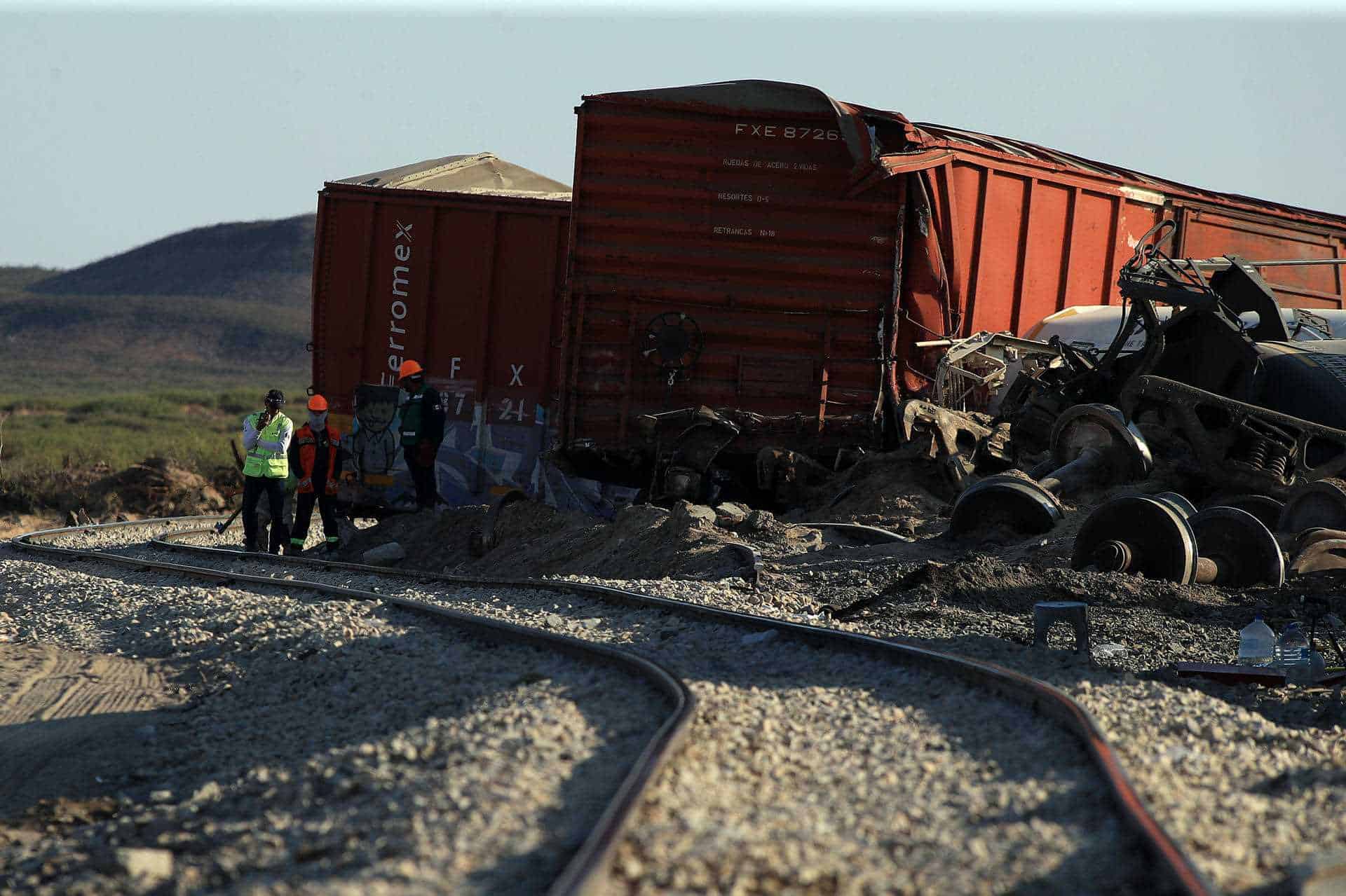 Autoridades mexicanas drenan ácido sulfúrico del tren que descarriló con migrantes