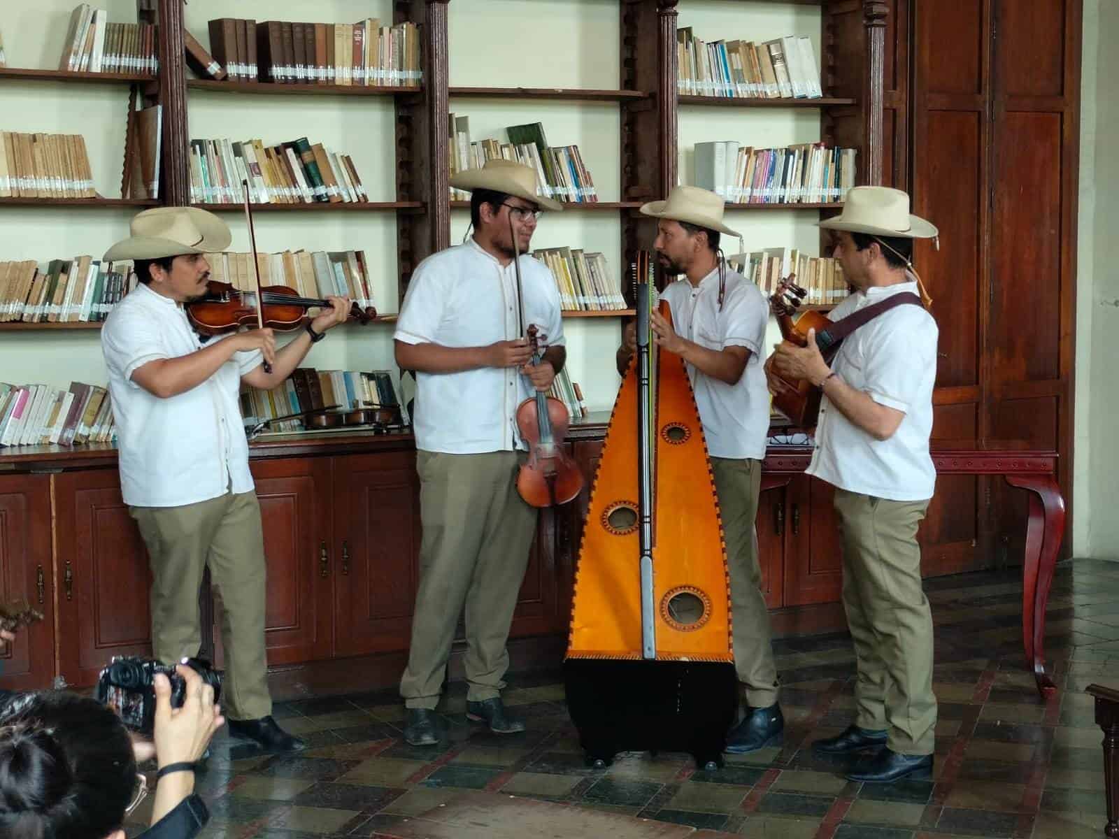 Entregan preseas de reconocimiento del XXIII Encuentro Nacional de Mariachi Tradicional 