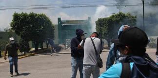 Activistas de Ayotzinapa lanzan petardos y causan incendios frente al Ejército mexicano