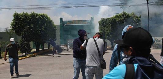 Activistas de Ayotzinapa lanzan petardos y causan incendios frente al Ejército mexicano