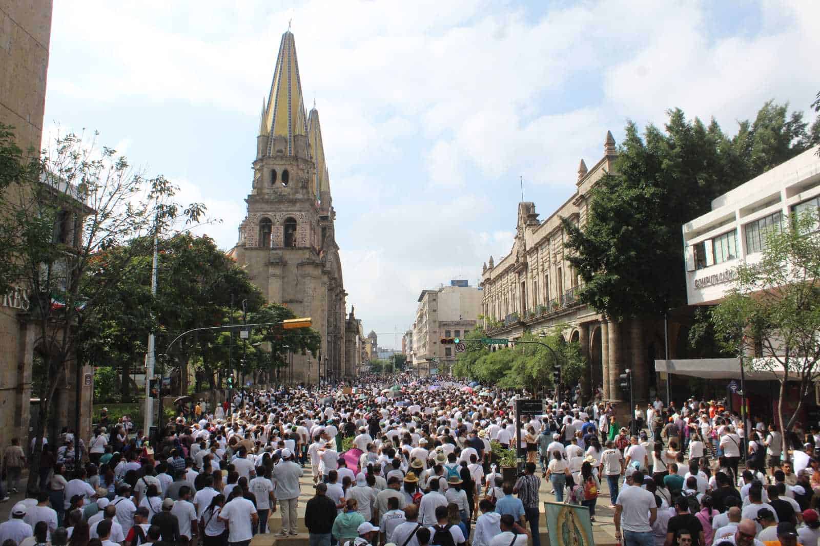 Realizan marcha para defender el triunfo electoral de Pablo Lemus