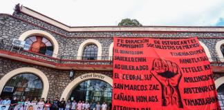 Ayotzinapa grita contra la represión tras diez años de lucha e incertidumbres