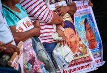 Activistas de Ayotzinapa lanzan explosivos a Secretaría de Gobernación en Ciudad de México