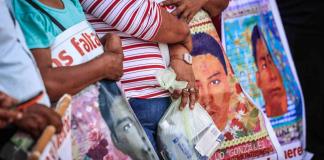 Activistas de Ayotzinapa lanzan explosivos a Secretaría de Gobernación en Ciudad de México