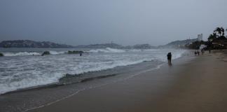 El huracán Helene, de categoría 1, se mantiene cercano al Caribe mexicano