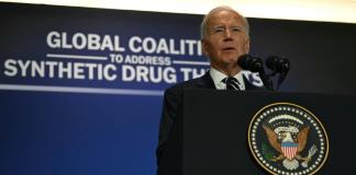 Biden llama a actuar más rápido contra las drogas sintéticas