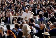 Una orquesta de jóvenes catalanes con sordera toca We Are the Champions ante el papa