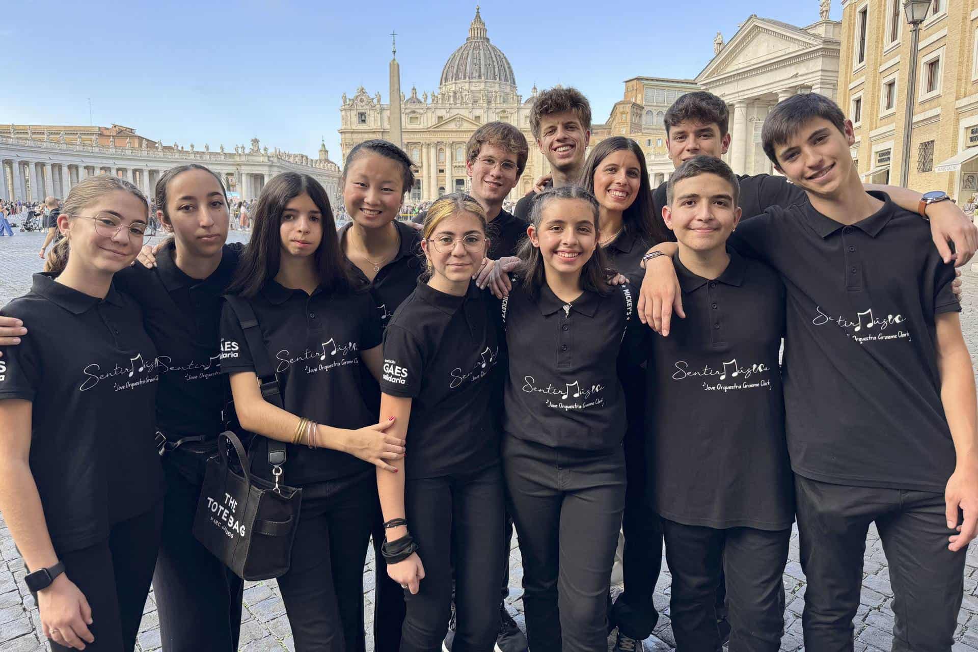 Una orquesta de jóvenes catalanes con sordera toca We Are the Champions ante el papa