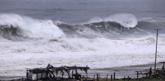 John se convierte de nuevo en huracán durante su avance hacia el sur de México