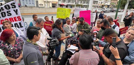 Le niegan incapacidad en el ISSSTE y asiste a trabajar con andadera, con depresión profunda y ansiedad