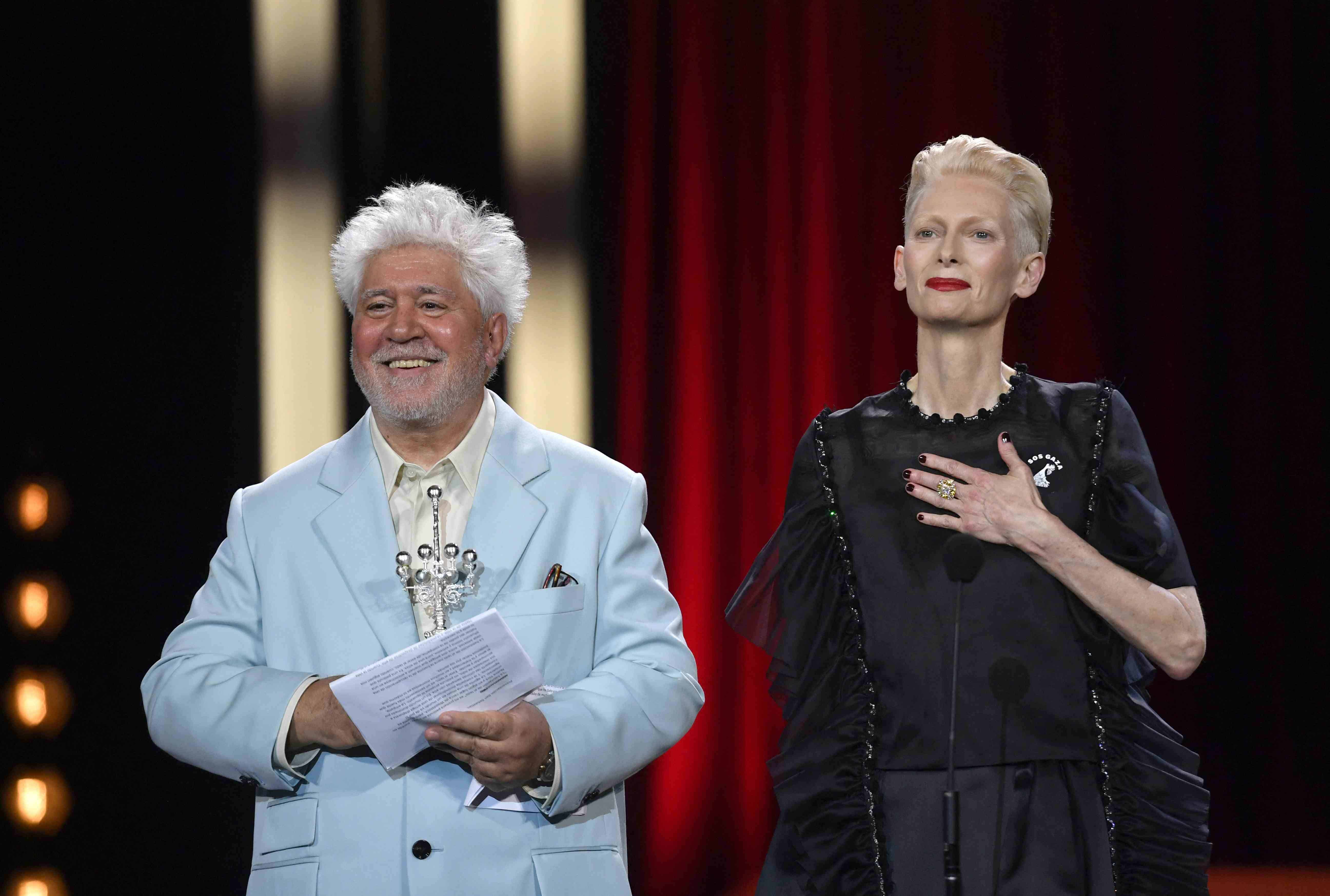 El cine me lo ha dado todo, dice Almodóvar al recibir el premio honorífico en San Sebastián