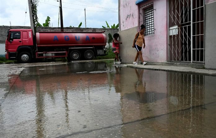 La escasez de agua colma la paciencia de los cubanos en plena crisis