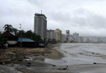 La tormenta John avanza lentamente hacia la costa de Michoacán