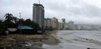 La tormenta John avanza lentamente hacia la costa de Michoacán