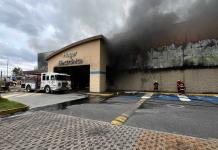 Voraz incendio consume tienda de autoservicio, deja 12 personas lesionadas, seis son bomberos 