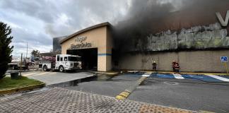 Voraz incendio consume tienda de autoservicio, deja 12 personas lesionadas, seis son bomberos 