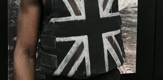 Un chaleco antibalas de Banksy con la Union Jack saldrá a subasta en Londres en octubre