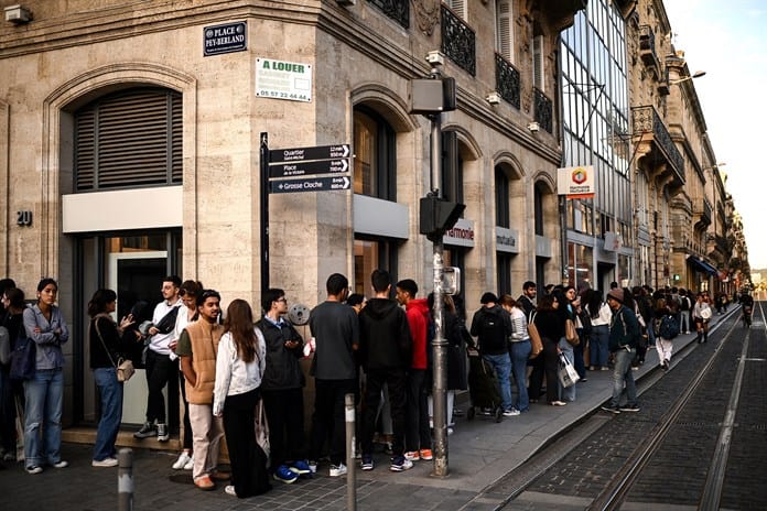 La precariedad empuja a miles de estudiantes franceses a las filas del hambre