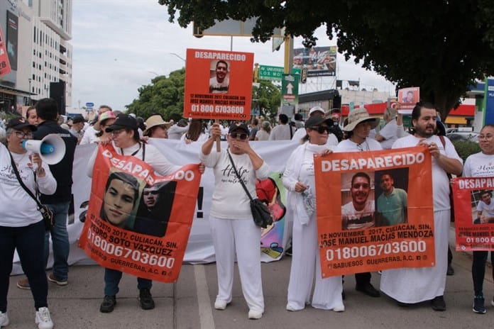 Cientos de personas protestan contra la violencia criminal en Sinaloa