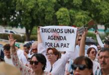 Cientos de personas protestan contra la violencia criminal en Sinaloa