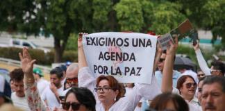 Cientos de personas protestan contra la violencia criminal en Sinaloa