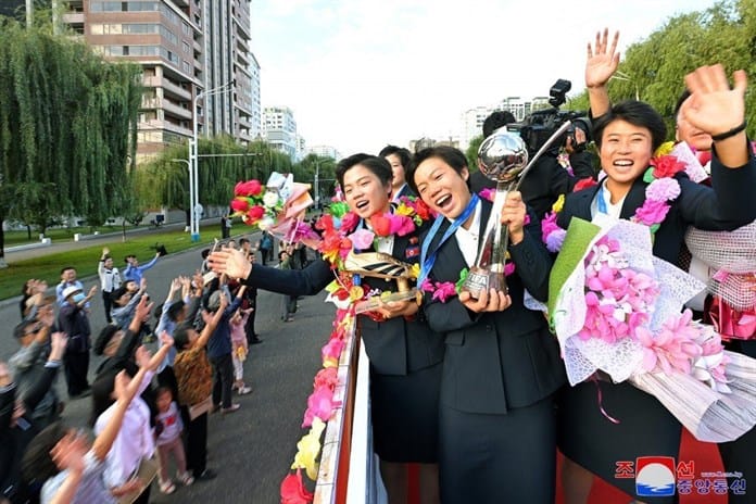 Kim Jong-un se reúne con la selección femenina sub-20 ganadora del Mundial sub-20