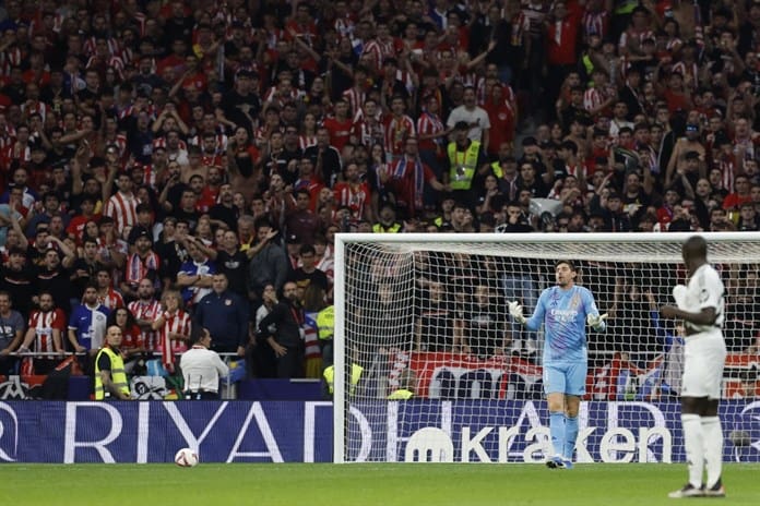 El Atlético expulsa de por vida a uno de los hinchas que lanzó objetos al campo