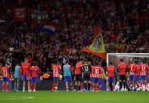 El Atlético expulsa de por vida a uno de los hinchas que lanzó objetos al campo