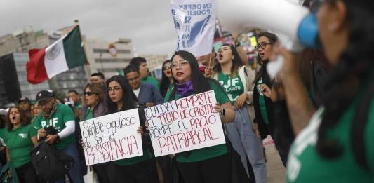 Empleados judiciales protestan contra polémica reforma en día de investidura de Sheinbaum