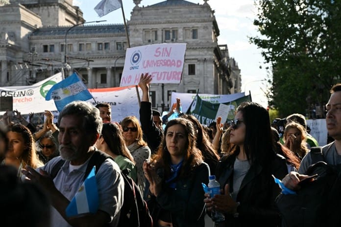 Miles marcharon por la universidad pública y contra el ajuste de Milei en Argentina