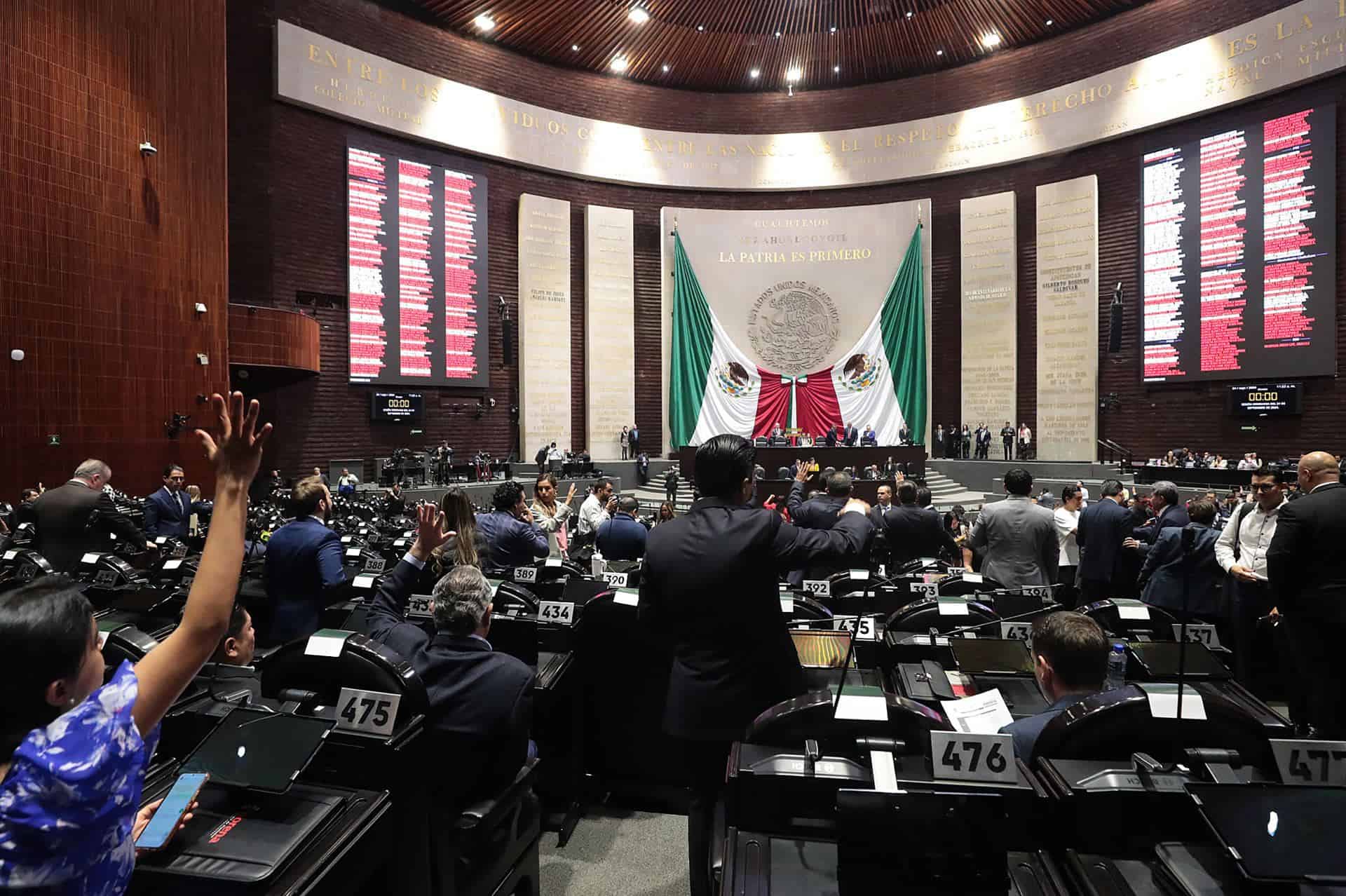 Diputados de México aprueban reforma que fortalece control estatal del sector energético