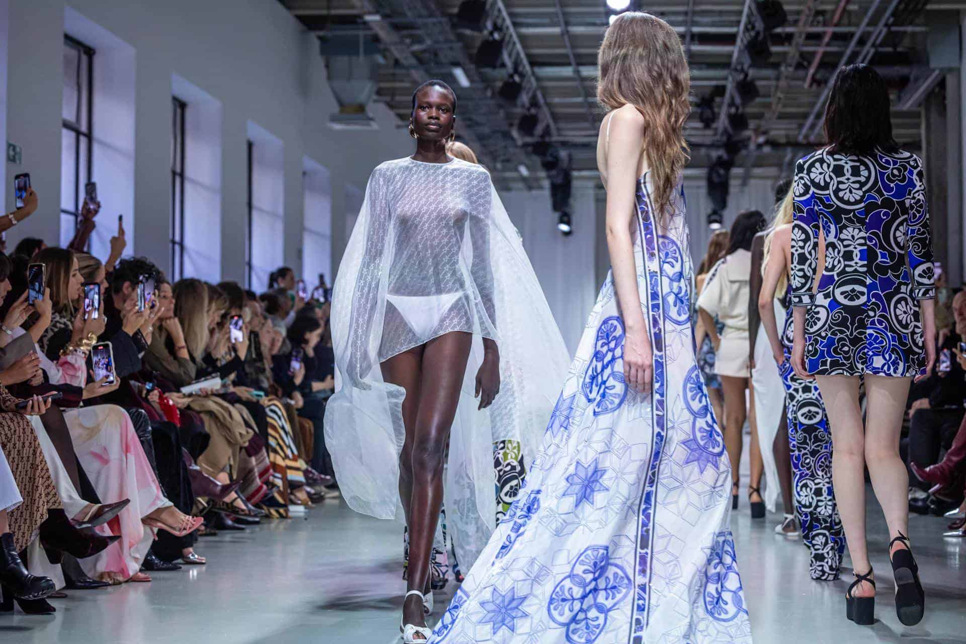 Cinco tendencias de moda mujer para el verano de 2025 en las pasarelas de París