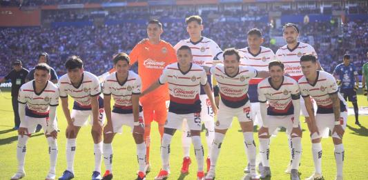 Jugadores de Chivas lanzan petardo a periodistas en las instalaciones del equipo