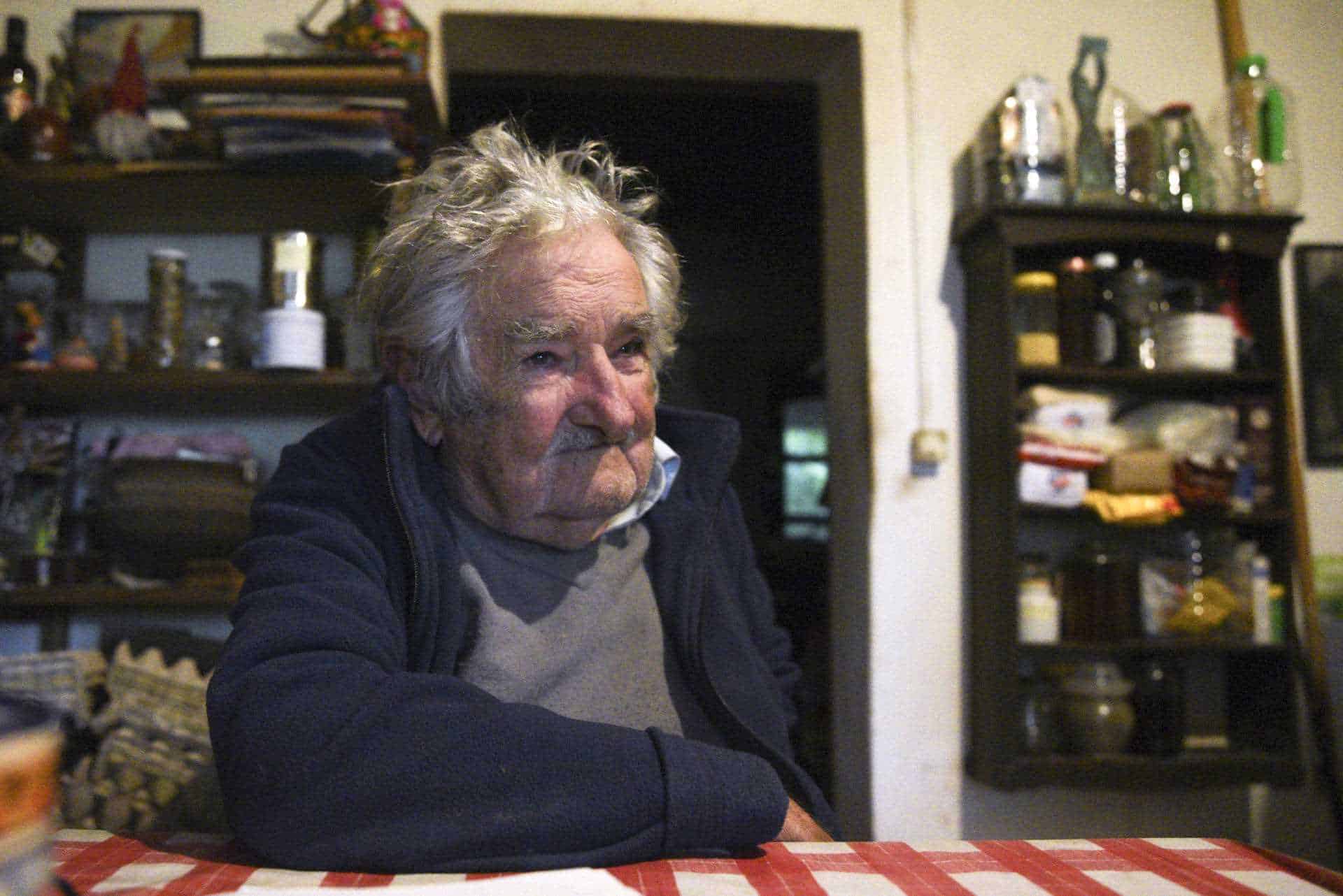 El rapero Residente visita en Montevideo al expresidente uruguayo José Mujica