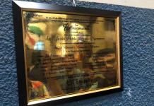 Develan placa conmemorativa por 104 años de la cantina Los Famosos Equipales