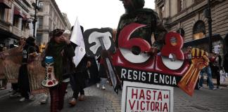 Con protesta, colectivos y estudiantes recuerdan la matanza de Tlatelolco en Guadalajara