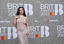 Charli XCX protagoniza Erupcja, una película en la que trabajó en secreto en Polonia