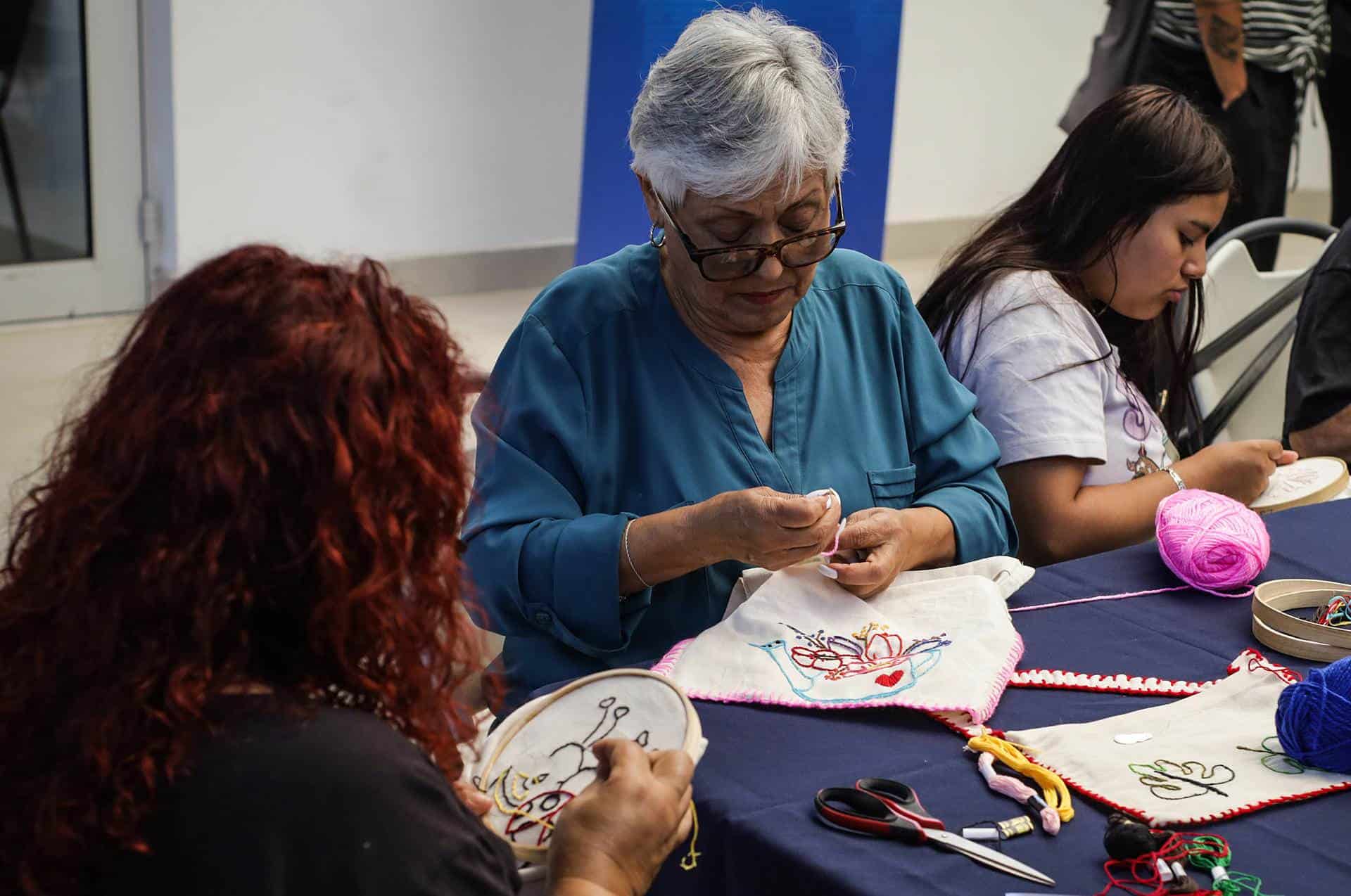 Migrantes varados en la frontera norte de México hallan en el arte un sustento económico