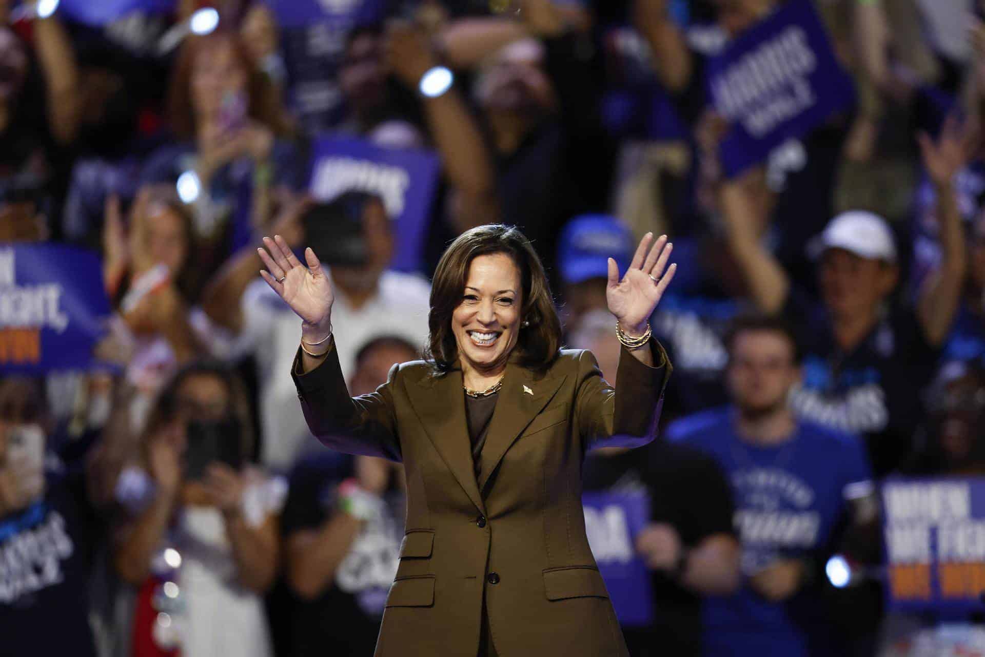 Kamala Harris propone que Medicare cubra gastos de cuidadores de mayores en el domicilio