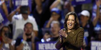 Kamala Harris propone que Medicare cubra gastos de cuidadores de mayores en el domicilio